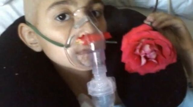 Chora na raka dziewczynka uczy, jak zrobić makijaż [VIDEO]