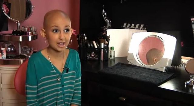 Chora na raka dziewczynka uczy, jak zrobić makijaż [VIDEO]