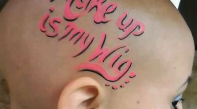 Chora na raka dziewczynka uczy, jak zrobić makijaż [VIDEO]