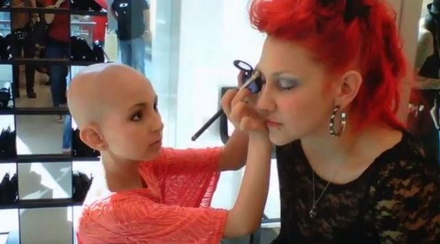 Chora na raka dziewczynka uczy, jak zrobić makijaż [VIDEO]