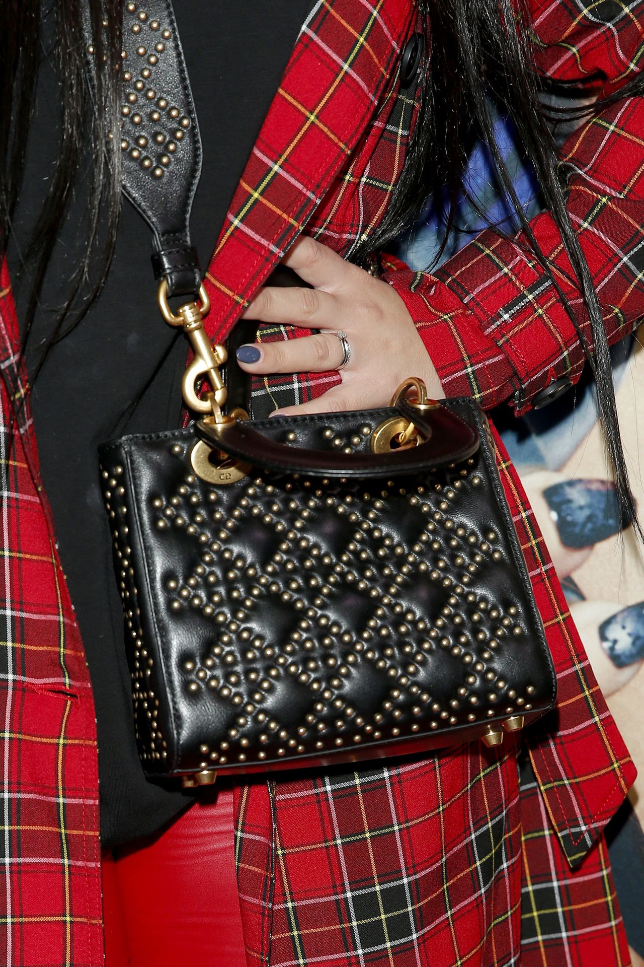 Czerwona krata Ewy Farnej i różowa tunika Górniak - gwiazdy na targach BEAUTY 