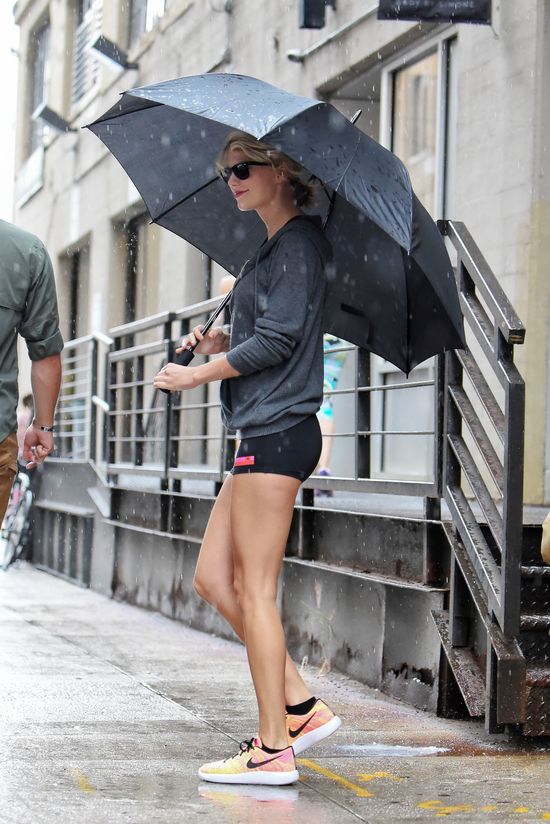 Taylor Swift przyłapana przez paparazzi. NIE POZNAŁBYŚ JEJ Taylor Swift przyłapana przez paparazzi. NIE POZNAŁBYŚ JEJ