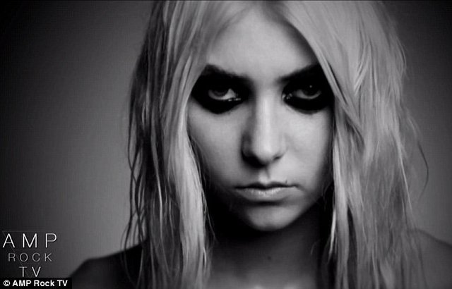 Taylor Momsen naga w klipie [VIDEO]