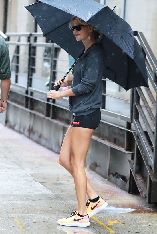 Kim Kardashian nie założyłaby aż tak krótkich szortów. Zrobiła to Taylor!