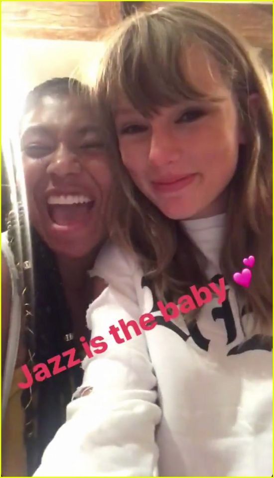 Taylor Swift imprezuje ze swoją ekipą (Instagram)