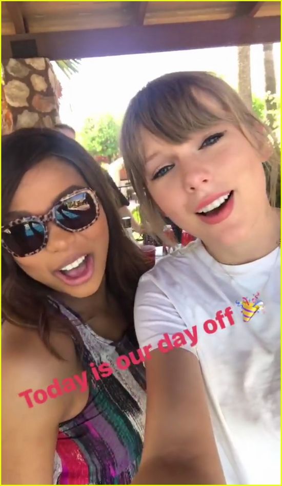 Taylor Swift imprezuje ze swoją ekipą (Instagram)