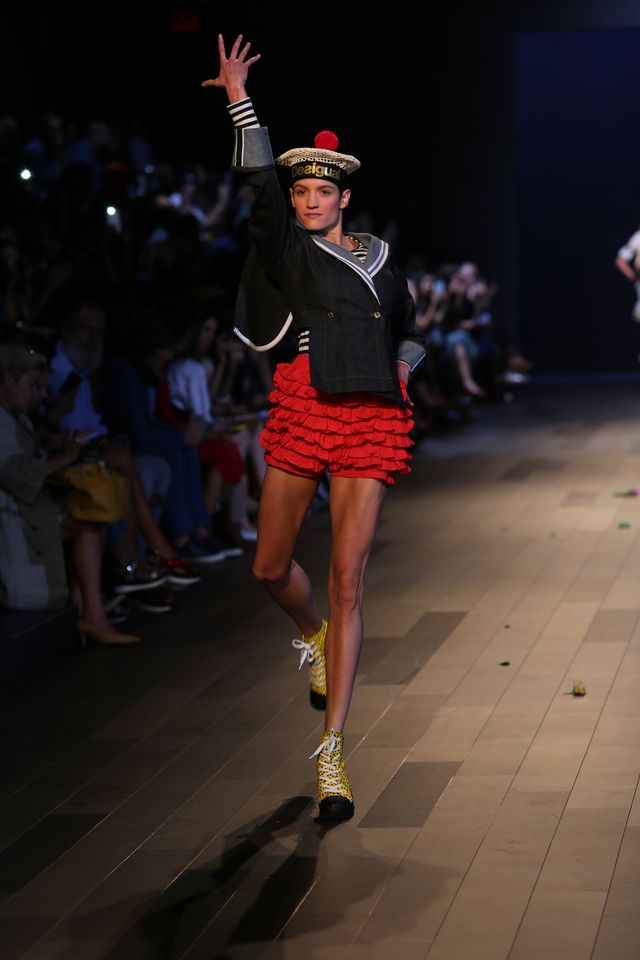 Co z tą Taylor? Gdy jej znajomi bawią się na New York Fashion Week, ona.. (ZDJĘC