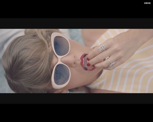 Taylor Swift z nożem, masakruje samochód chłopaka [VIDEO]