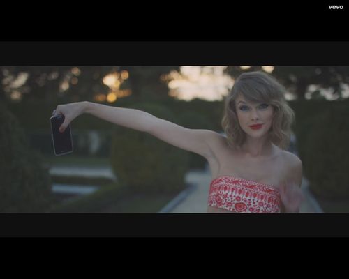 Taylor Swift z nożem, masakruje samochód chłopaka [VIDEO]