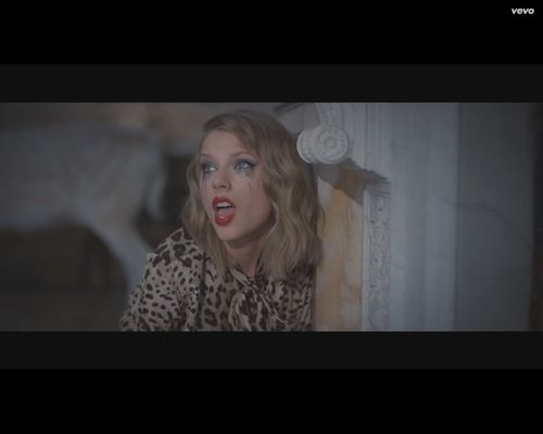 Taylor Swift z nożem, masakruje samochód chłopaka [VIDEO]