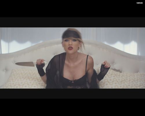 Taylor Swift z nożem, masakruje samochód chłopaka [VIDEO]