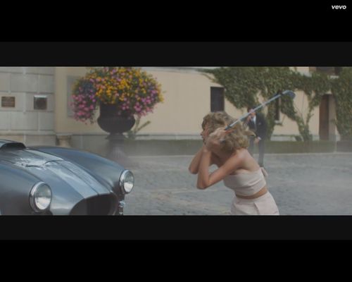 Taylor Swift z nożem, masakruje samochód chłopaka [VIDEO]
