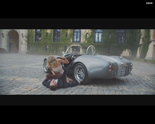 Taylor Swift z nożem, masakruje samochód chłopaka [VIDEO]