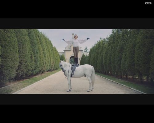 Taylor Swift z nożem, masakruje samochód chłopaka [VIDEO]