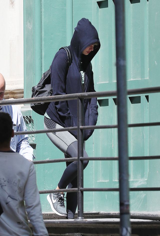 Co z tą Taylor? Gdy jej znajomi bawią się na New York Fashion Week, ona.. (ZDJĘC