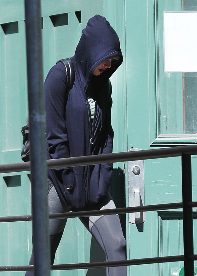 Co z tą Taylor? Gdy jej znajomi bawią się na New York Fashion Week, ona.. (ZDJĘC