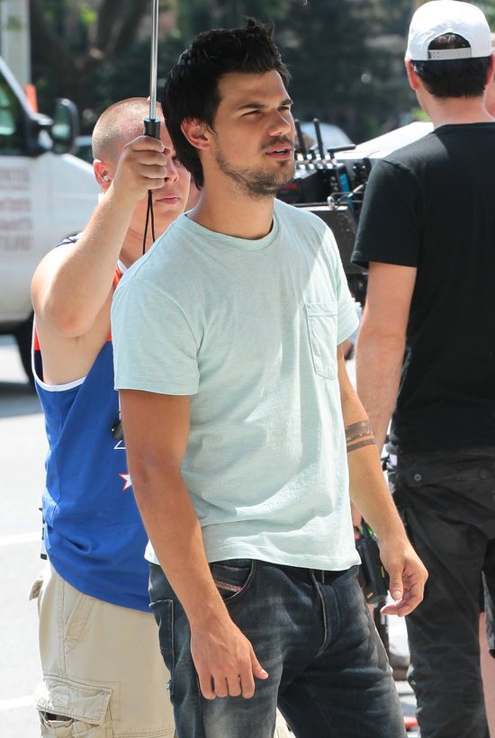 Taylor Lautner z poranioną twarzą