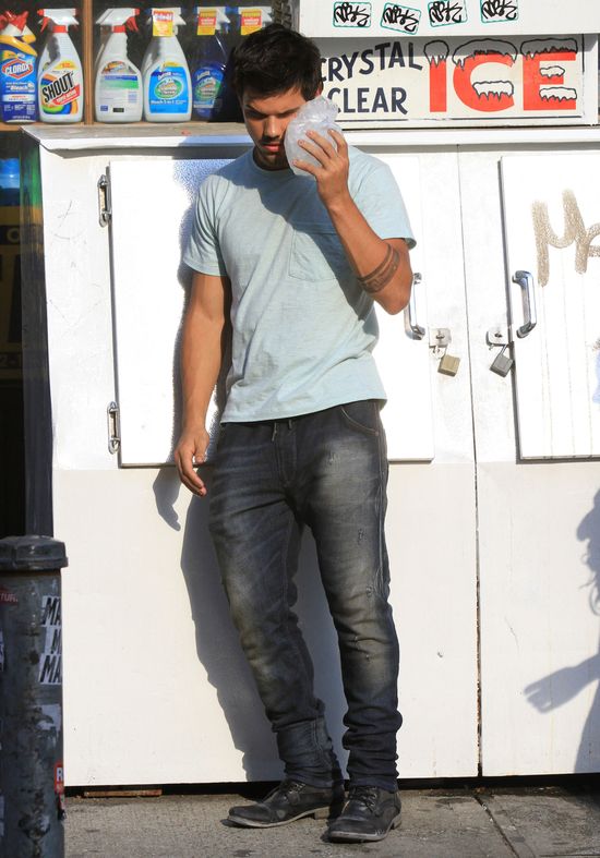 Taylor Lautner z poranioną twarzą