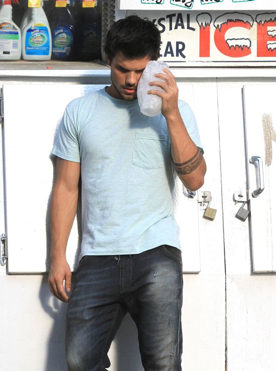 Taylor Lautner z poranioną twarzą