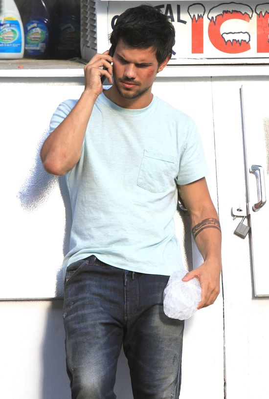 Taylor Lautner z poranioną twarzą