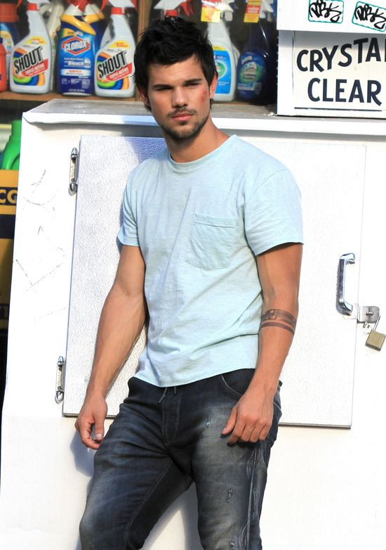 Taylor Lautner z poranioną twarzą