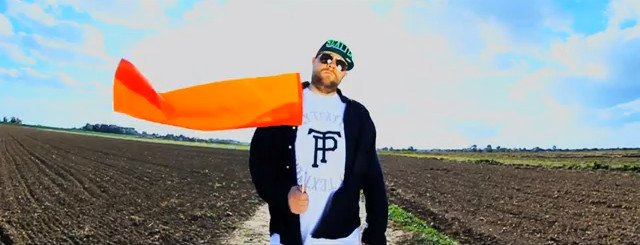 Tede rapuje w polu z flagą w dłoni