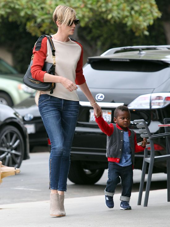 Synek Charlize Theron ma małego irokeza (FOTO)