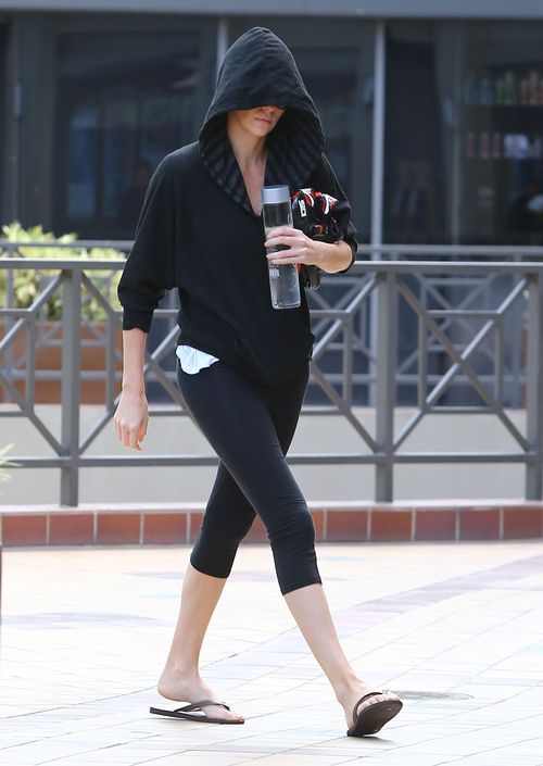 Charlize Theron ukryła się pod kapturem (FOTO)