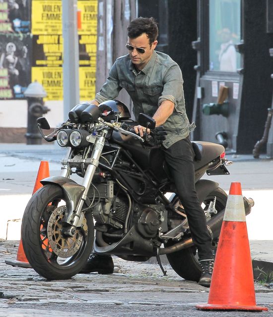 Justin Theroux na monsterze (FOTO) Justin Theroux na monsterze (FOTO)