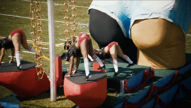 Twerkające panie i synek Robina Thicke (VIDEO)