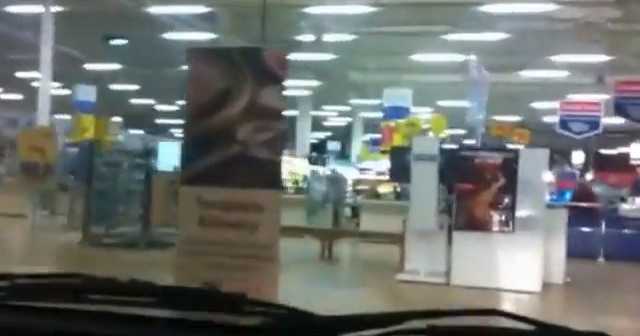 Rajd samochodem przez supermarket (VIDEO)