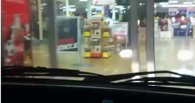 Rajd samochodem przez supermarket (VIDEO)