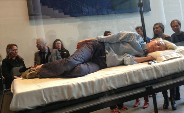 Tilda Swinton śpi w szklanej skrzyni (FOTO)