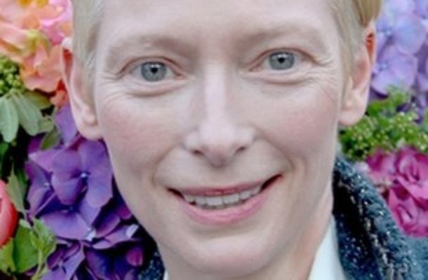 Tilda Swinton potrafi być szalenie kobieca (FOTO)