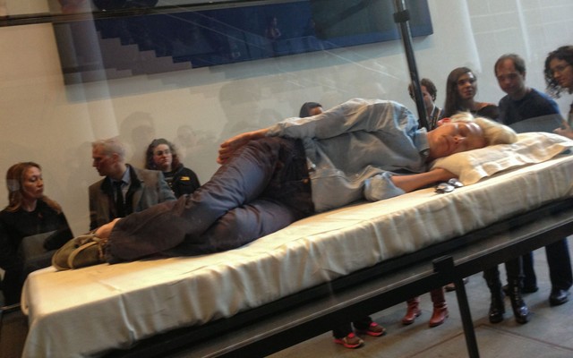 Tilda Swinton śpi w szklanej skrzyni (FOTO)