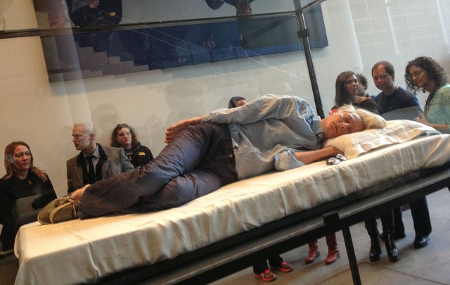 Tilda Swinton śpi w szklanej skrzyni (FOTO)