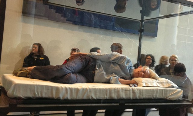 Tilda Swinton śpi w szklanej skrzyni (FOTO)