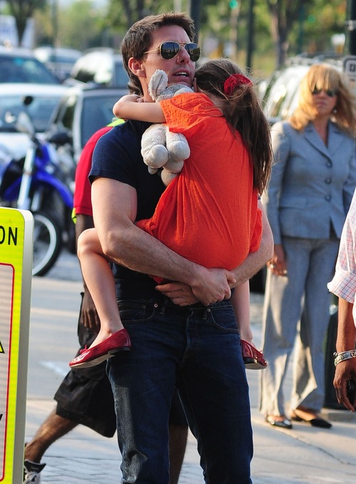 Suri Cruise wtulona w tatę (FOTO)