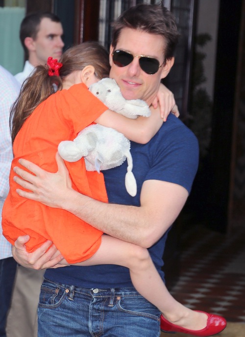 Suri Cruise wtulona w tatę (FOTO)