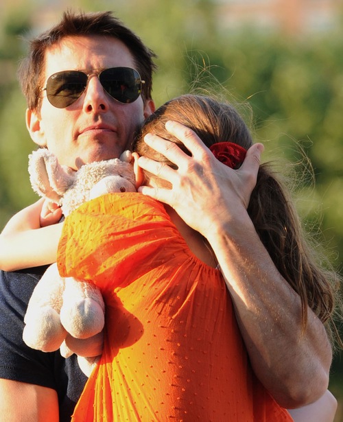 Suri Cruise wtulona w tatę (FOTO)