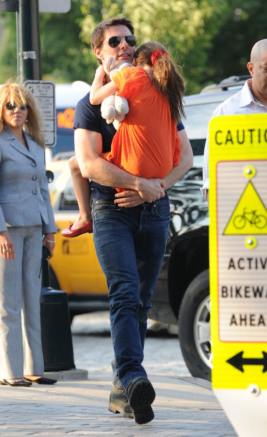 Tom Cruise znów nosi Suri na rękach 