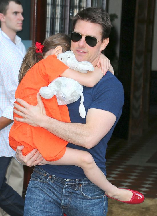 Tom Cruise znów nosi Suri na rękach 