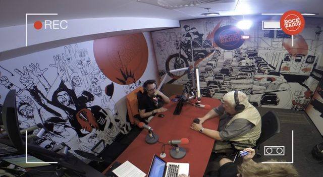 Tomasz Knapik czyta instrukcję obsługi odkurzacza 