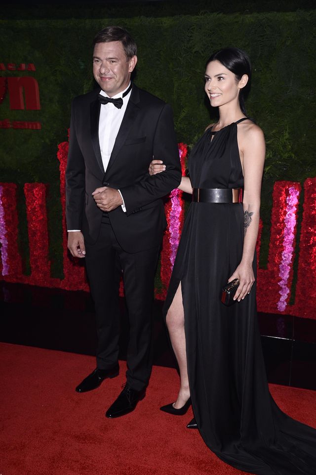 Tomasz Karolak z piękną brunetką na Balu TVN (ZDJĘCIA)