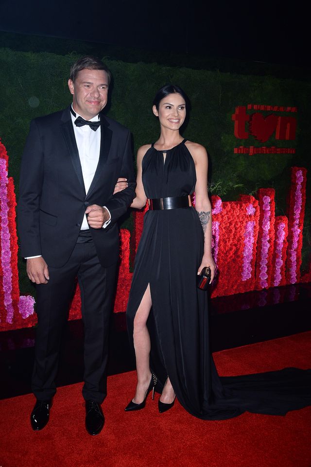 Tomasz Karolak z piękną brunetką na Balu TVN (ZDJĘCIA)