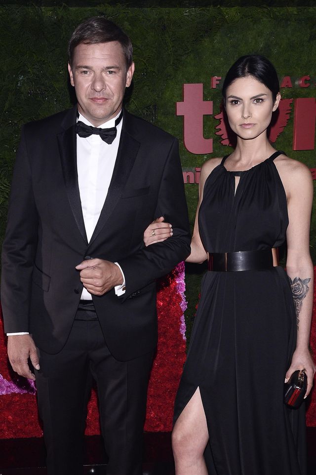 Tomasz Karolak z piękną brunetką na Balu TVN (ZDJĘCIA)