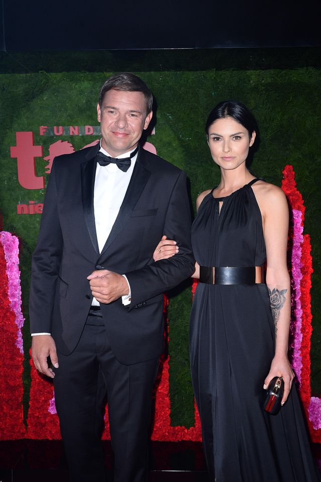 Tomasz Karolak z piękną brunetką na Balu TVN (ZDJĘCIA)