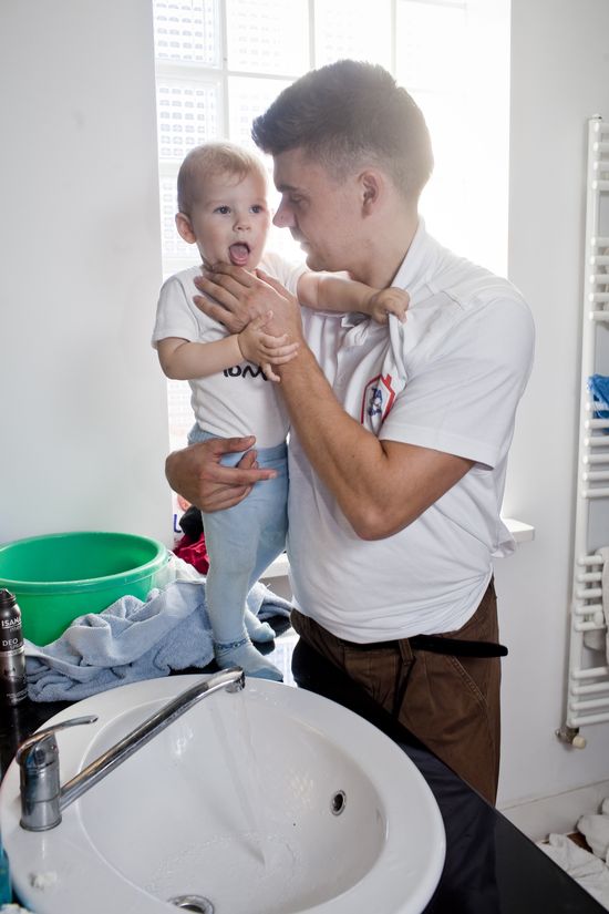 Tomasz Niecik z synem w domowym zaciszu (FOTO)