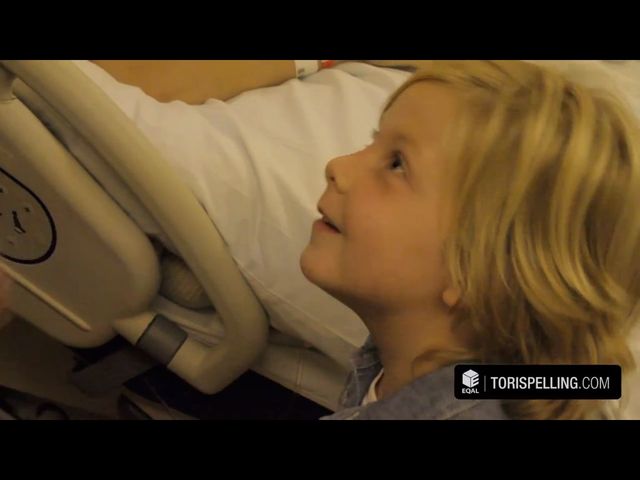 Dzieci Tori Spelling przyszły do niej tuż po porodzie VIDEO Dzieci Tori Spelling przyszły do niej tuż po porodzie VIDEO