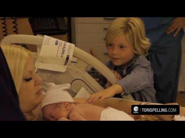Dzieci Tori Spelling przyszły do niej tuż po porodzie VIDEO Dzieci Tori Spelling przyszły do niej tuż po porodzie VIDEO